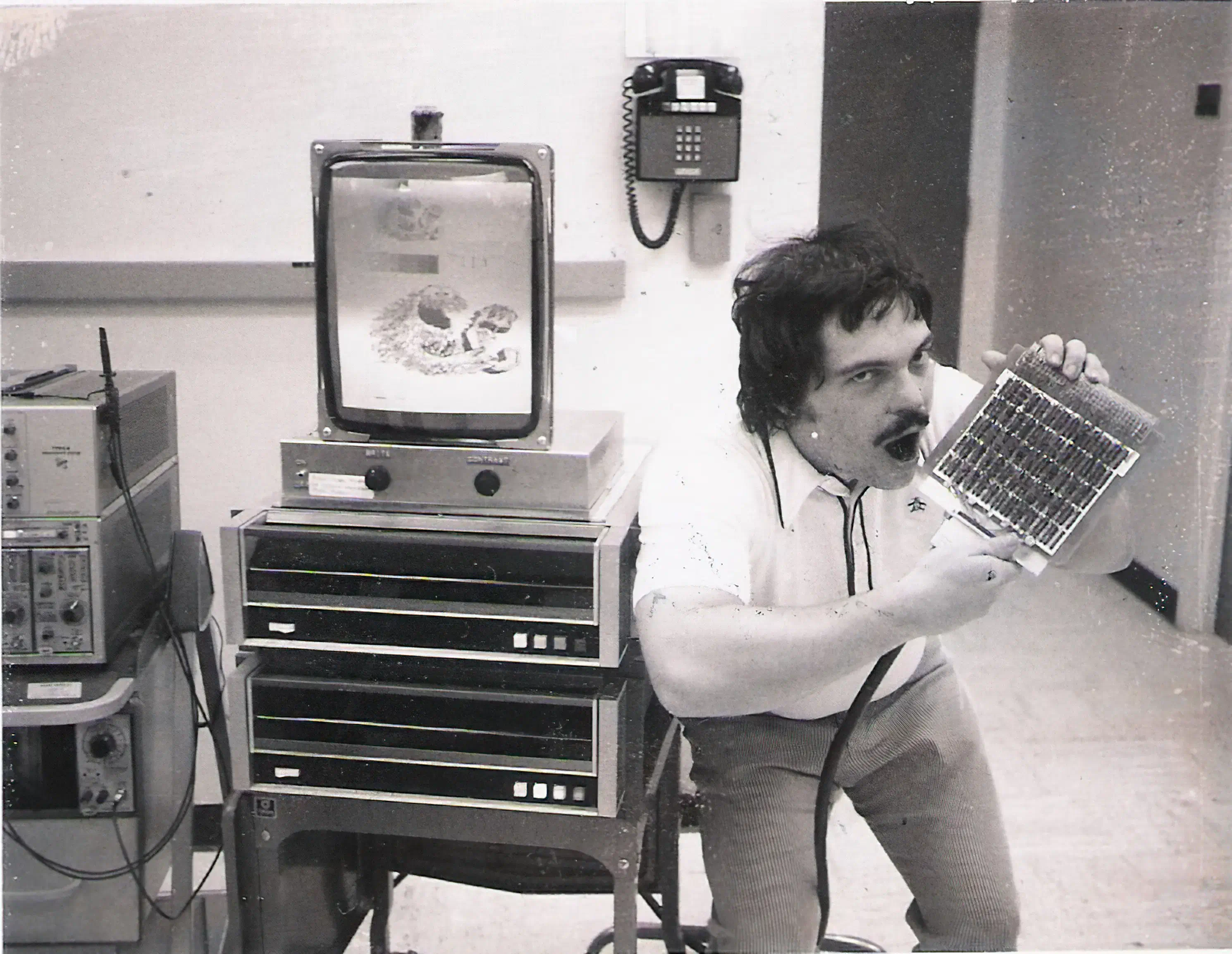 Alan Kay with a working Alto, Cookie Monster displayed on it.
