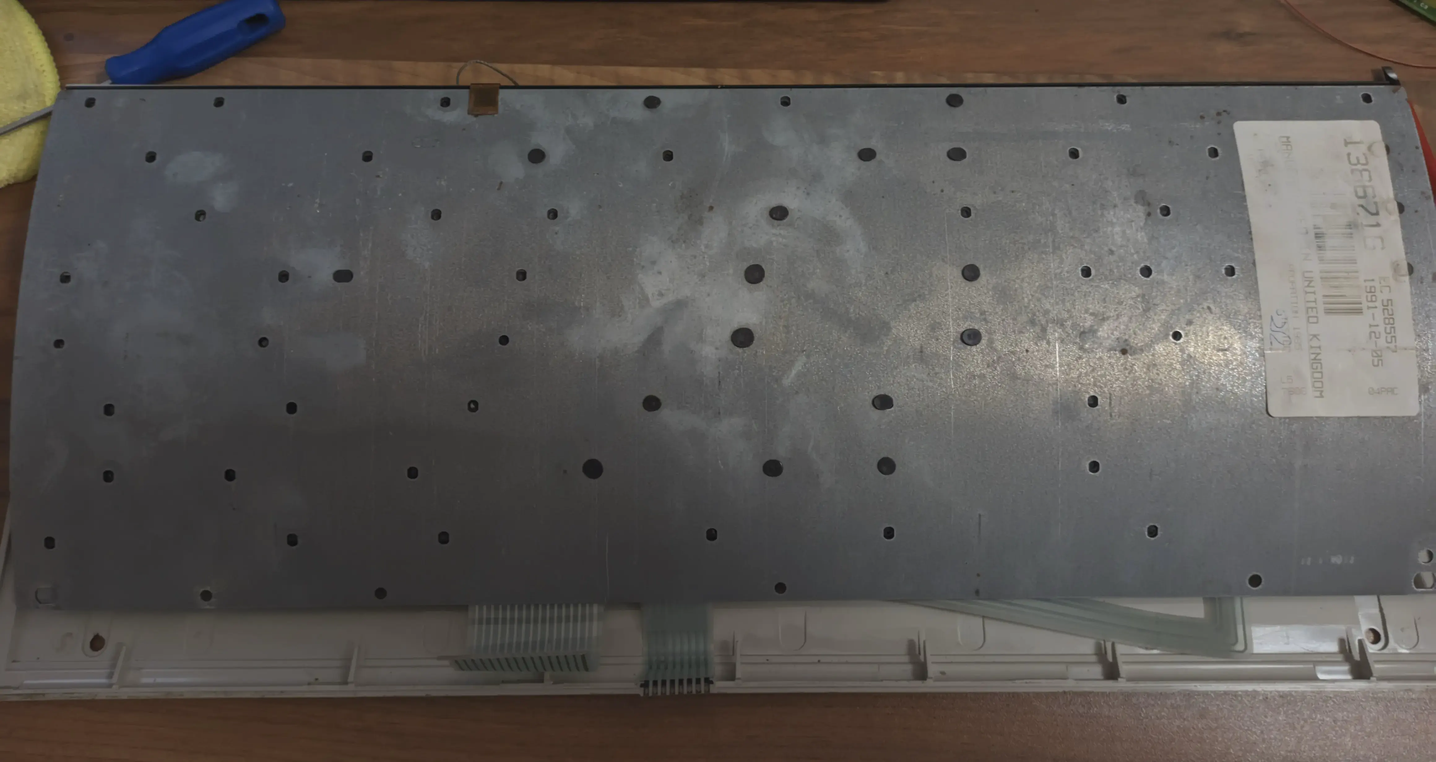 Back of the baseplate assembly. Most of the plastic rivets are missing, only the ones clustered around the middle survived. This also meant that only the middle keys could be pressed properly, the other ones just felt *off*.